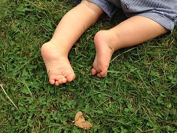 pieds dans herbe