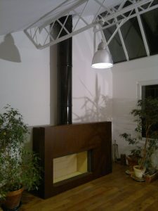 Grande cheminée moderne design et minimaliste marron dans un salon